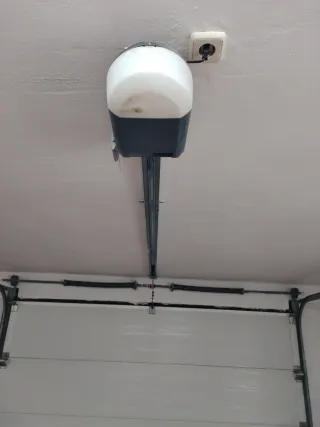 Puerta basculante aluminio blanco casi nueva