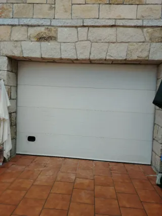 Puerta basculante aluminio blanco casi nueva