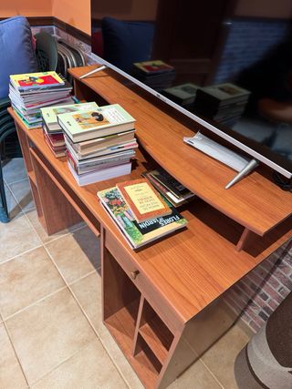 Escritorio de madera marrón