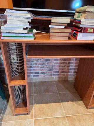 Escritorio de madera marrón