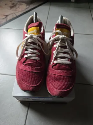 Scarpe da ginnastica Saucony rosse e gialle