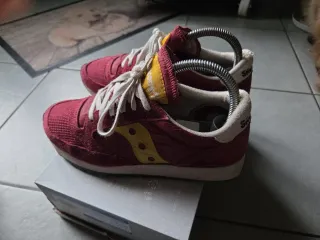 Scarpe da ginnastica Saucony rosse e gialle