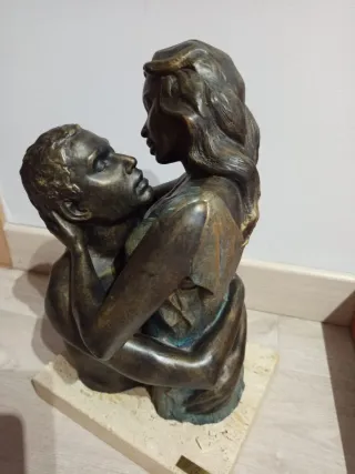 Ángeles Anglada!Escultura de pareja abrazándose
