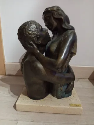 Ángeles Anglada!Escultura de pareja abrazándose