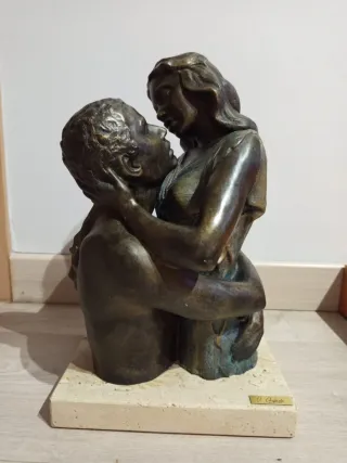 Ángeles Anglada!Escultura de pareja abrazándose