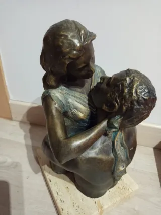 Ángeles Anglada!Escultura de pareja abrazándose