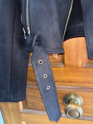 Cazadora efecto ante negra