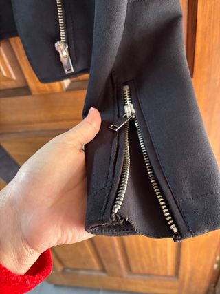 Cazadora efecto ante negra