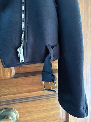 Cazadora efecto ante negra