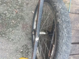 Carretilla de madera y metal