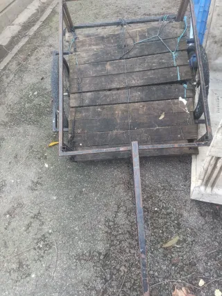 Carretilla de madera y metal