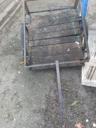 Carretilla de madera y metal