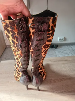 Botas de piel y pelo con estampado animal