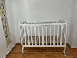 Cuna de bebé blanca