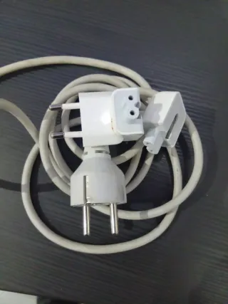 Cable Cargador Apple y Adaptador.