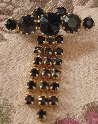 Spilla con pietre nere e oro