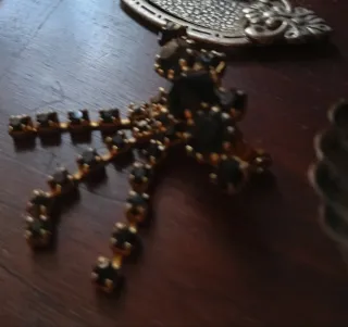 Spilla con pietre nere e oro