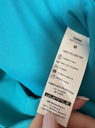 Vestido corto invitada con cinturón flores