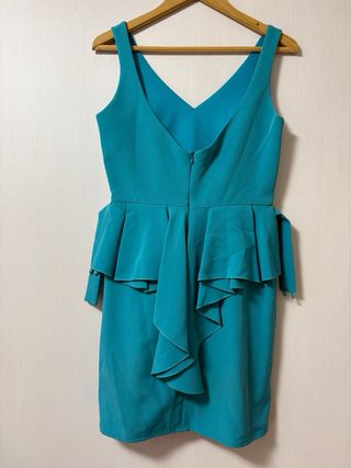 Vestido corto invitada con cinturón flores