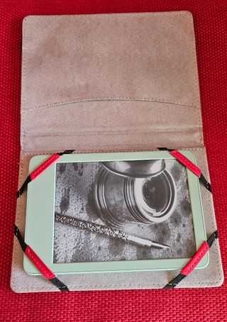 Kindle Amazon Verde con Custodia Rossa