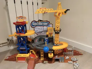 Sitio de construcción con accesorios