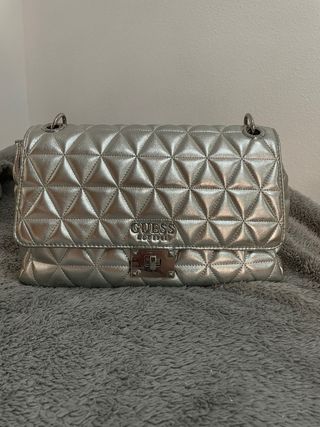 Bolso Guess Plateado Acolchado
