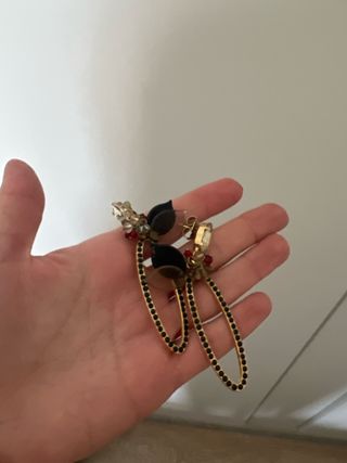 Pendientes largos dorados con piedras negras