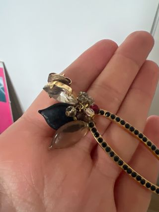 Pendientes largos dorados con piedras negras