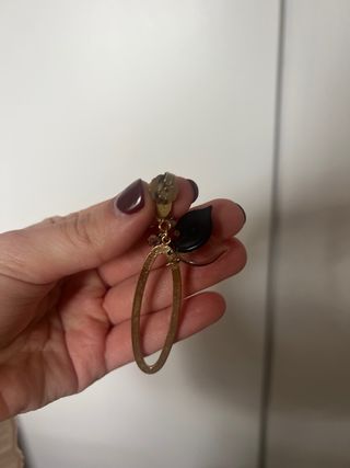 Pendientes largos dorados con piedras negras