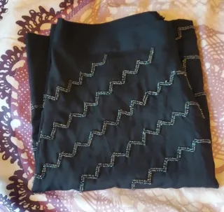 Falda negra con detalles plateados