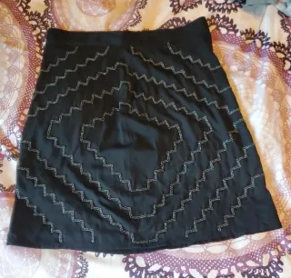 Falda negra con detalles plateados