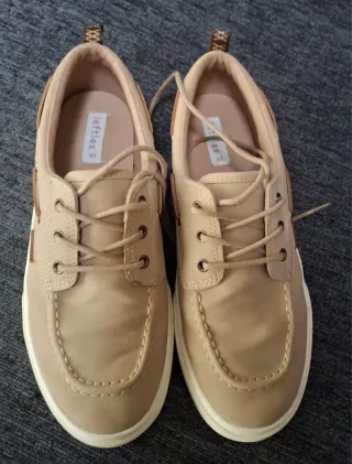 Zapatos náuticos de Lefties para niño talla 37.