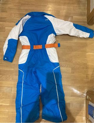 Mono de esquí y guantes