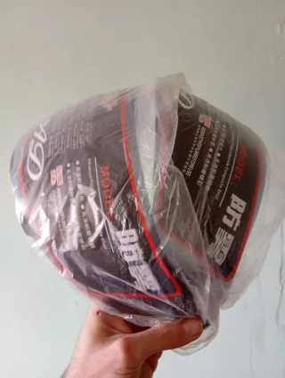 Casco de moto plateado con 2 viseras