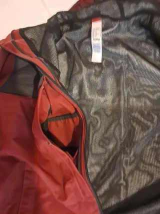 Chaqueta cortavientos roja y negra