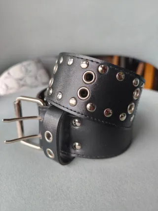 Cinturón de cuero con tachuelas plateadas