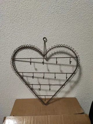 Colgador metálico corazón collares