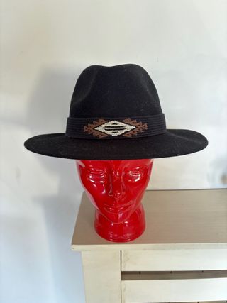 Sombreo lana negro con detalle