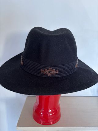 Sombreo lana negro con detalle