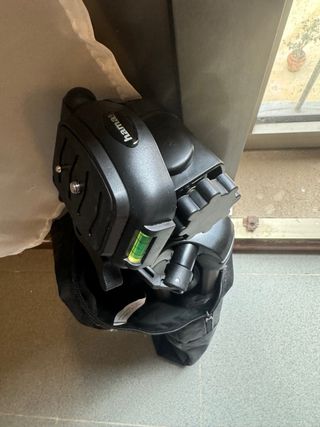 Cámara Canon EOS 2000D + Trípode Hama