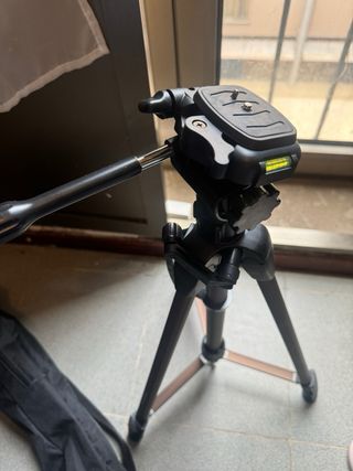 Cámara Canon EOS 2000D + Trípode Hama