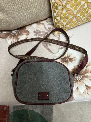 Bolso bandolera gris y marrón