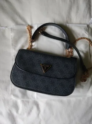 Bolso Guess Negro y Dorado