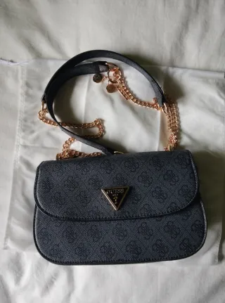 Bolso Guess Negro y Dorado