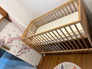 Cuna de madera con colchón nuevo