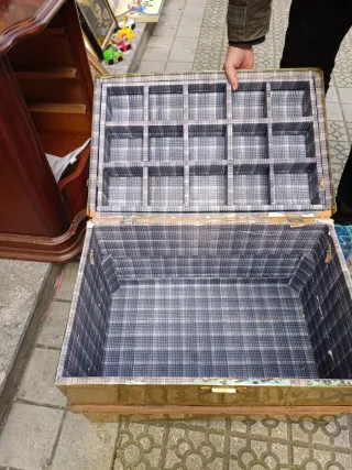 Baúl metálico dorado con detalles de madera