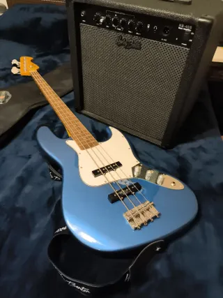 Bajo Eléctrico Azul + Amplificador Harley Benton