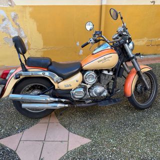 Moto Clásica Naranja Cruiser 125 año 2005