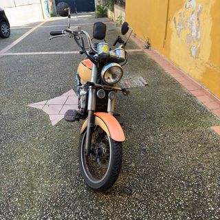 Moto Clásica Naranja Cruiser 125 año 2005