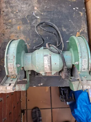 Esmeriladora de banco con 2 piedras